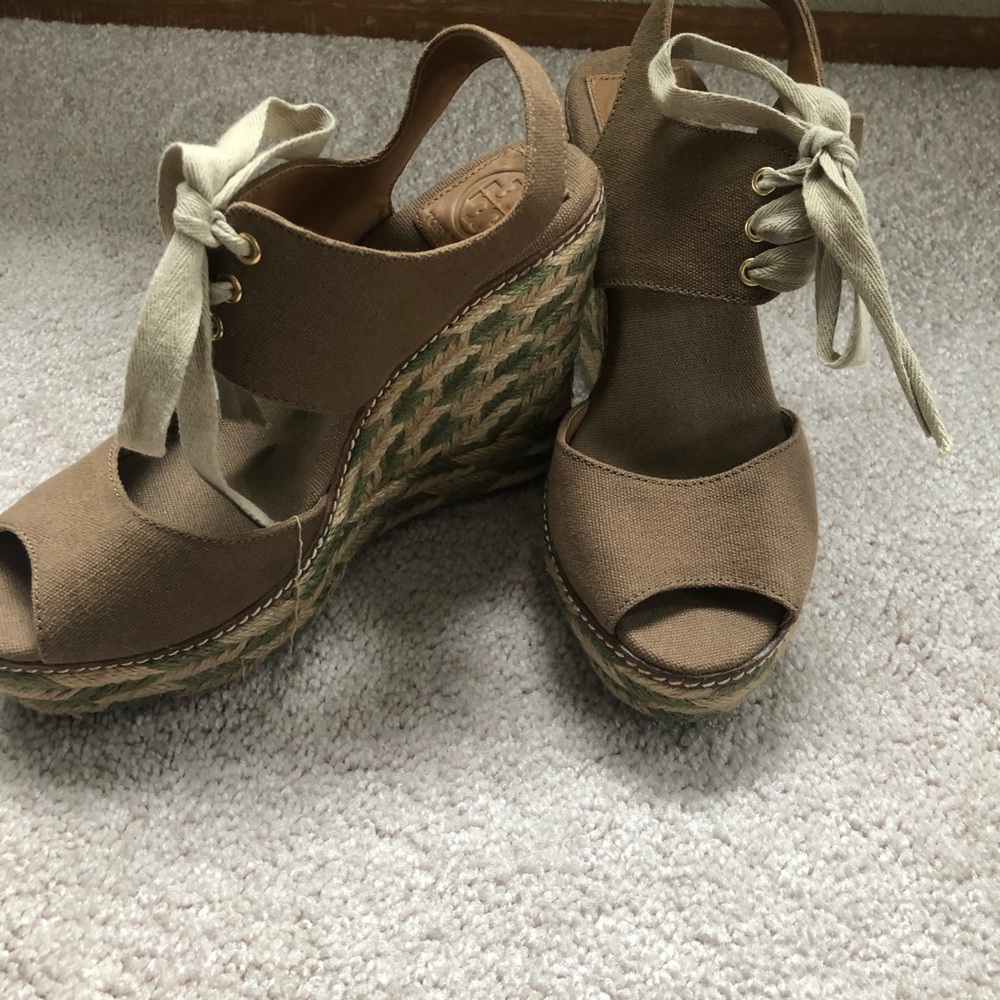 NWT AUTHENTIC TORU BURCH TAN WEDGES